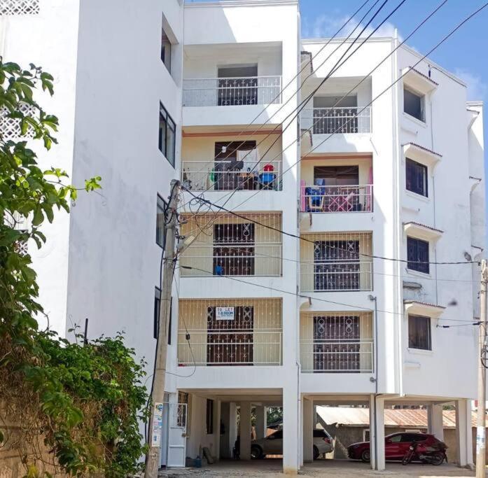Lovely 1 Bedroom In Bamburi With Reliable Wifi モンバサ エクステリア 写真